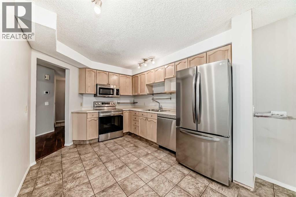 226 Coachway Lane SW, Calgary, Alberta  t3h 2v9 - Photo 4 - A2295630