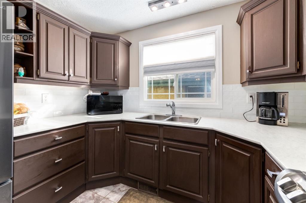 3 Woodglen Crescent Sw, Calgary, Alberta  T2W 4L1 - Photo 9 - A2296395