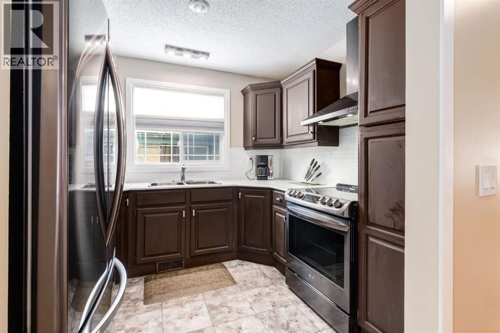 3 Woodglen Crescent Sw, Calgary, Alberta  T2W 4L1 - Photo 8 - A2296395