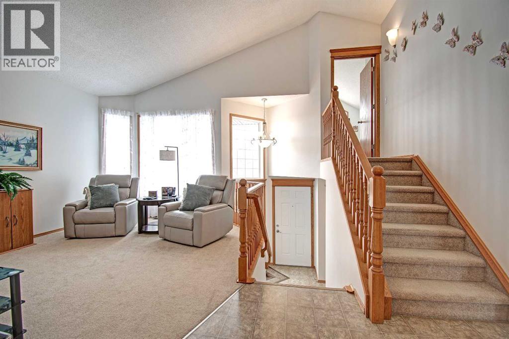 49 Thornfield Close SE, Airdrie, Alberta  T4A 2K7 - Photo 3 - A2298354