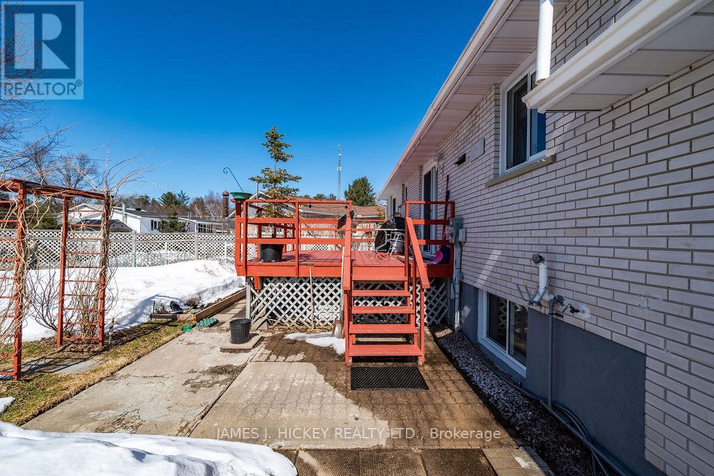 101 Frontenac Crescent, Deep River, Ontario  K0J 1P0 - Photo 38 - X12983754