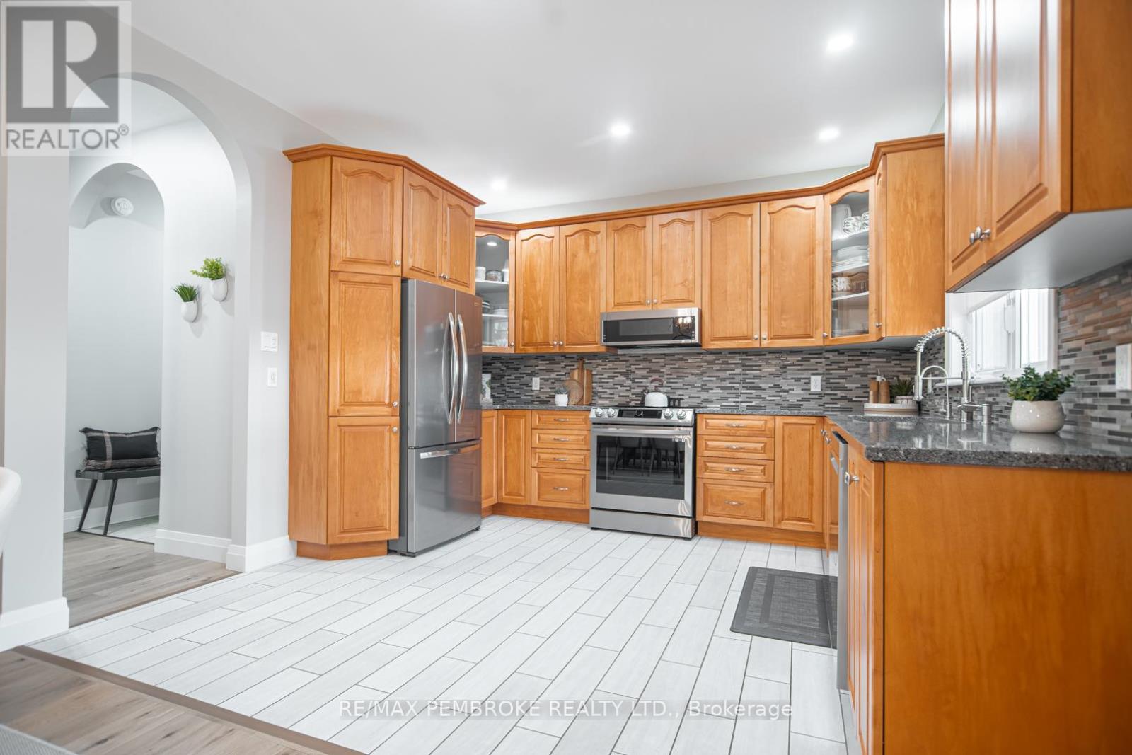 20 Mallard Street, Laurentian Valley, Ontario  K8A 8N9 - Photo 10 - X12983836