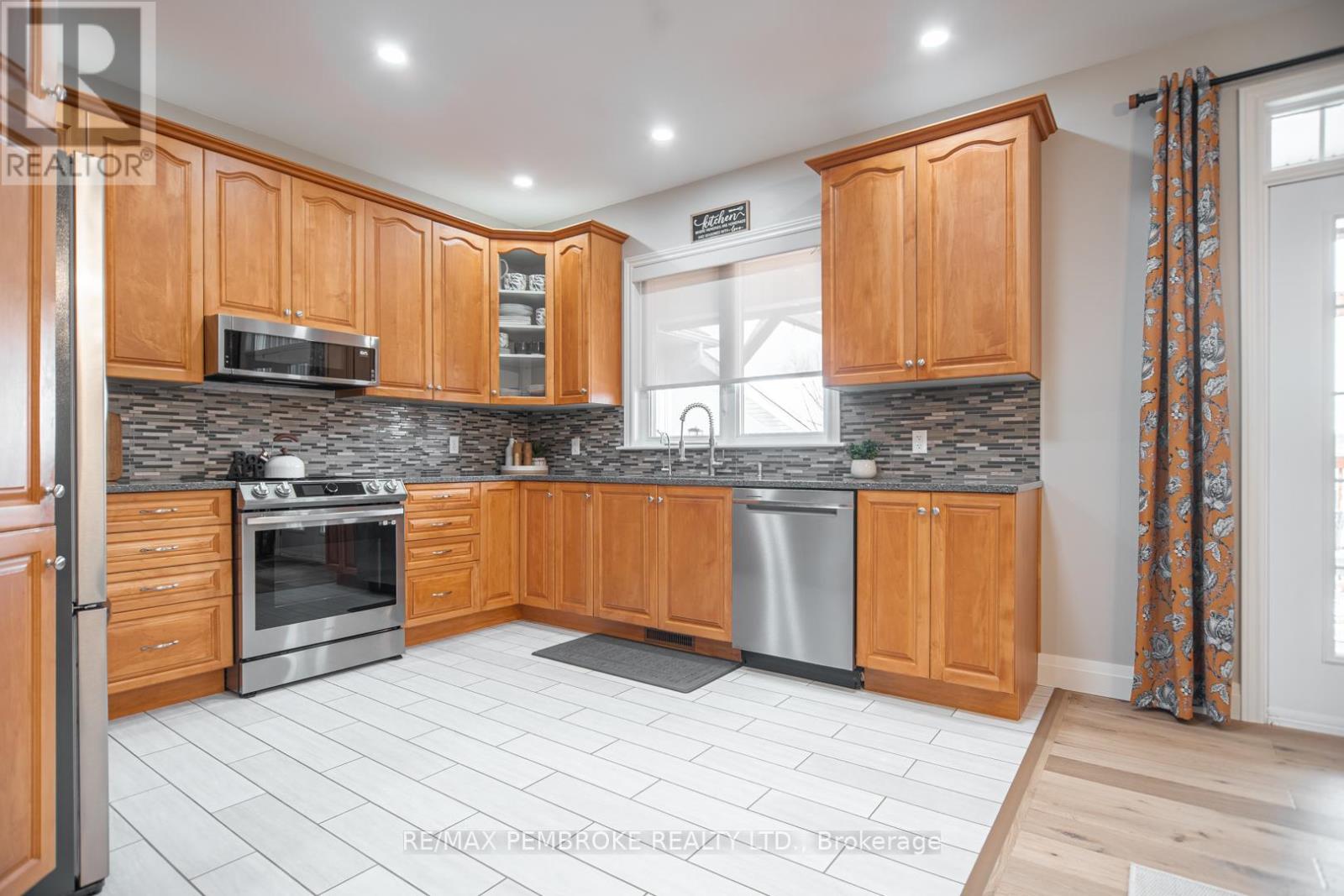 20 Mallard Street, Laurentian Valley, Ontario  K8A 8N9 - Photo 11 - X12983836