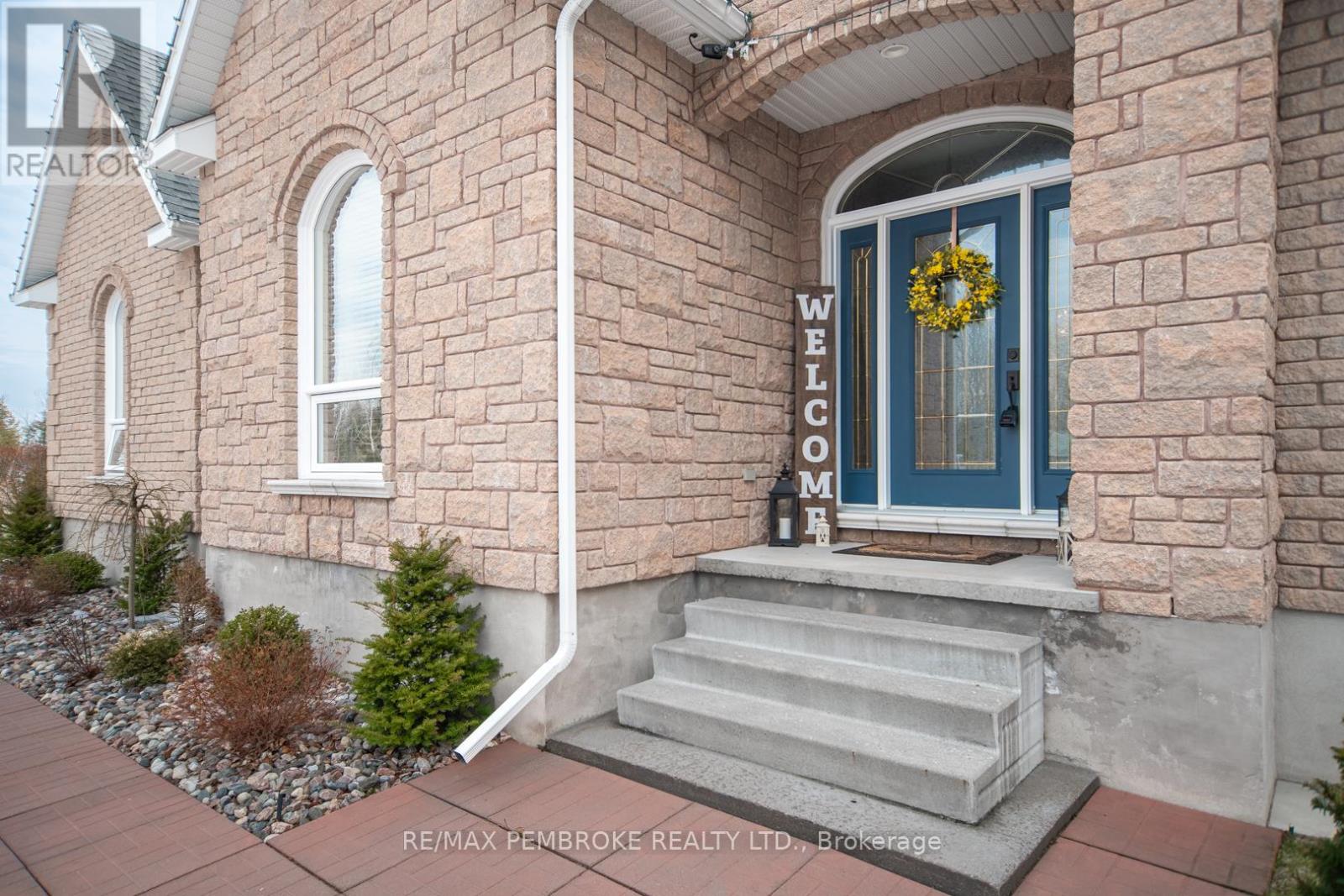 20 Mallard Street, Laurentian Valley, Ontario  K8A 8N9 - Photo 2 - X12983836