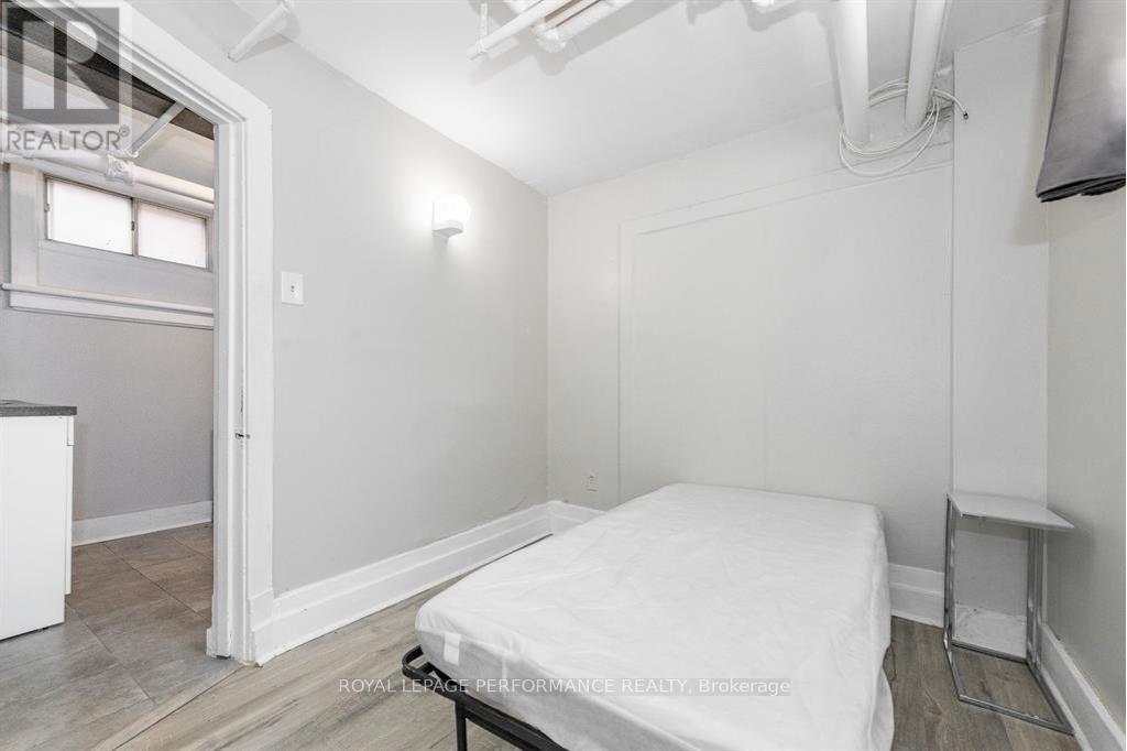 B - 721 Cooper Street, Ottawa, Ontario  K1R 5J5 - Photo 7 - X12983848