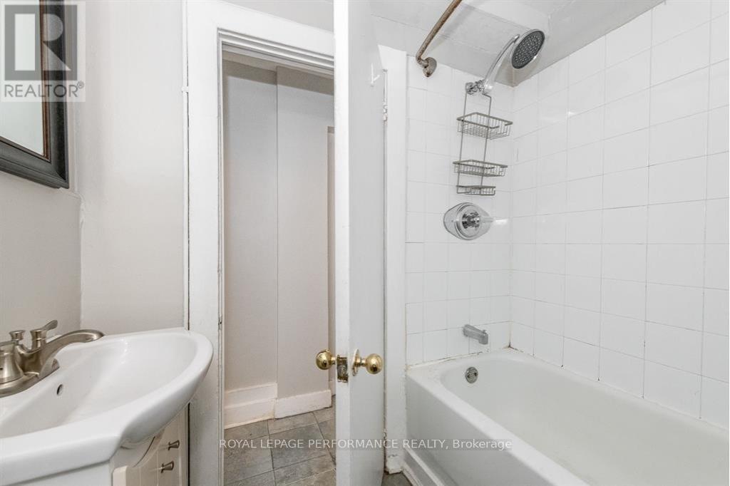 B - 721 Cooper Street, Ottawa, Ontario  K1R 5J5 - Photo 8 - X12983848