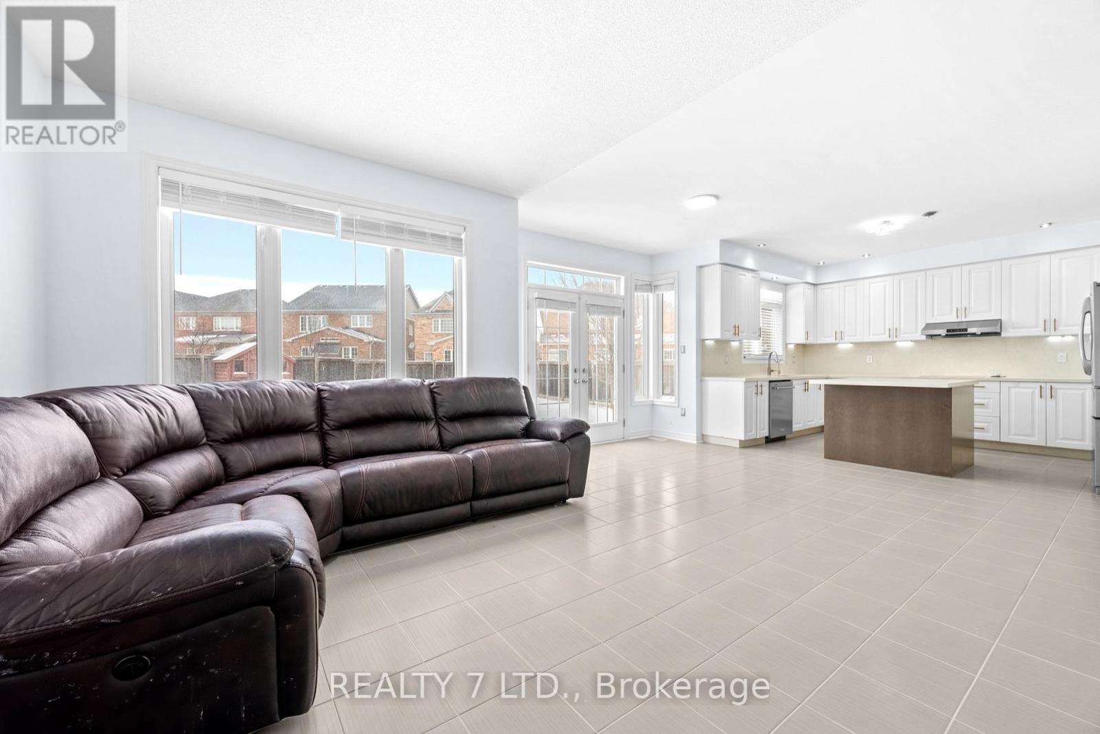 67 Jewelwing Court, Bradford West Gwillimbury (Bradford), Ontario  L3Z 0N7 - Photo 9 - N12983760