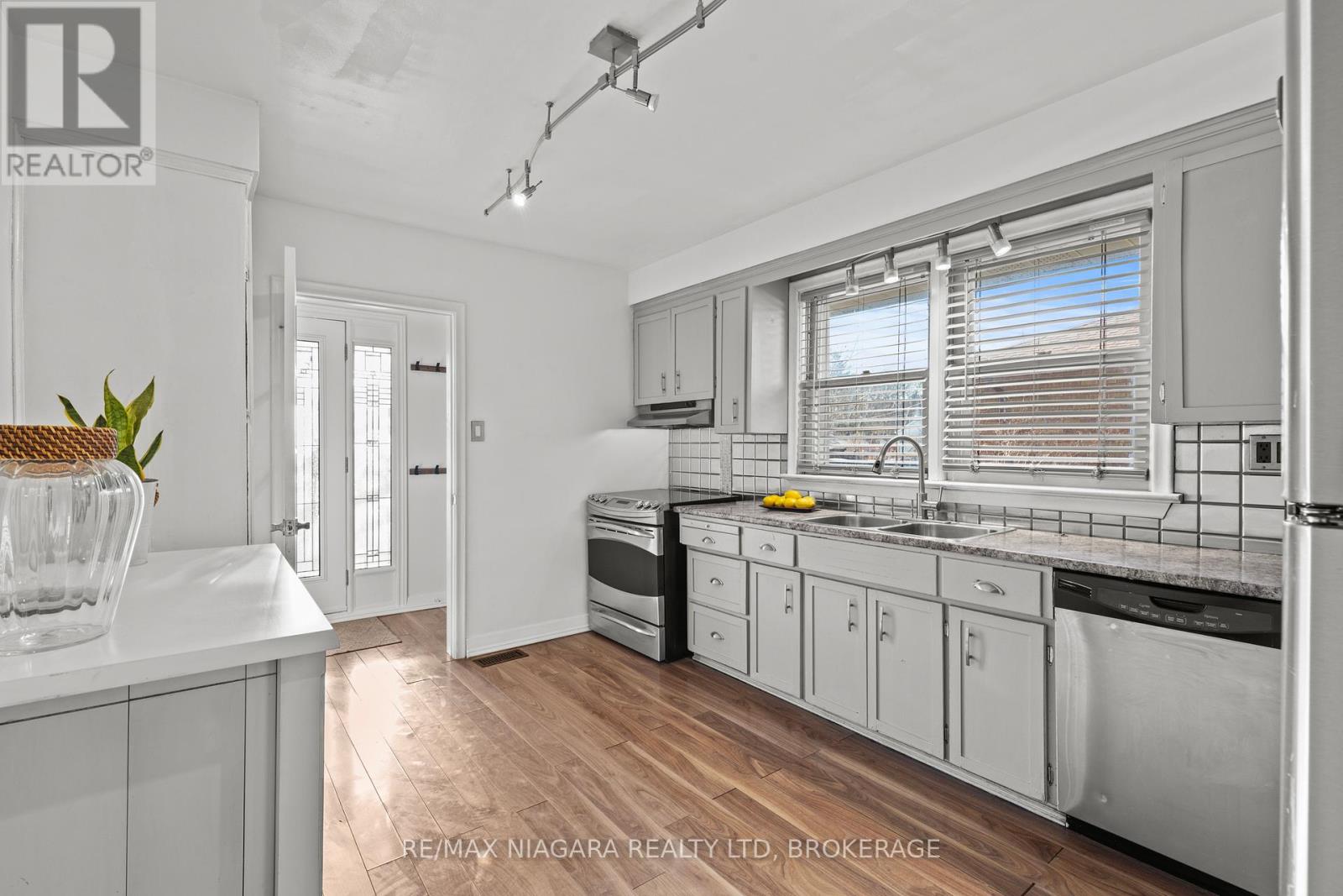 96 Terrace Drive, Hamilton, Ontario  L9A 2Y6 - Photo 8 - X12983758