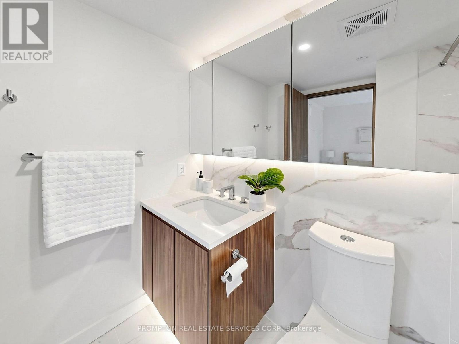 7203 - 3 Concord Cityplace Way, Toronto, Ontario  M5V 0X4 - Photo 31 - C12983766