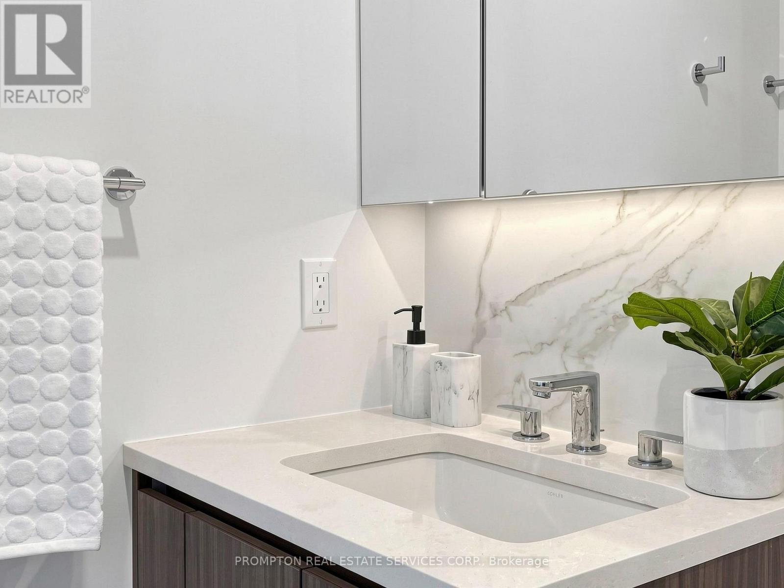 7203 - 3 Concord Cityplace Way, Toronto, Ontario  M5V 0X4 - Photo 33 - C12983766