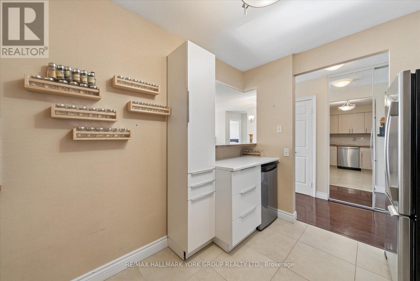 512 - 81 Townsgate Drive, Vaughan, Ontario  L4J 8E6 - Photo 13 - N12983840