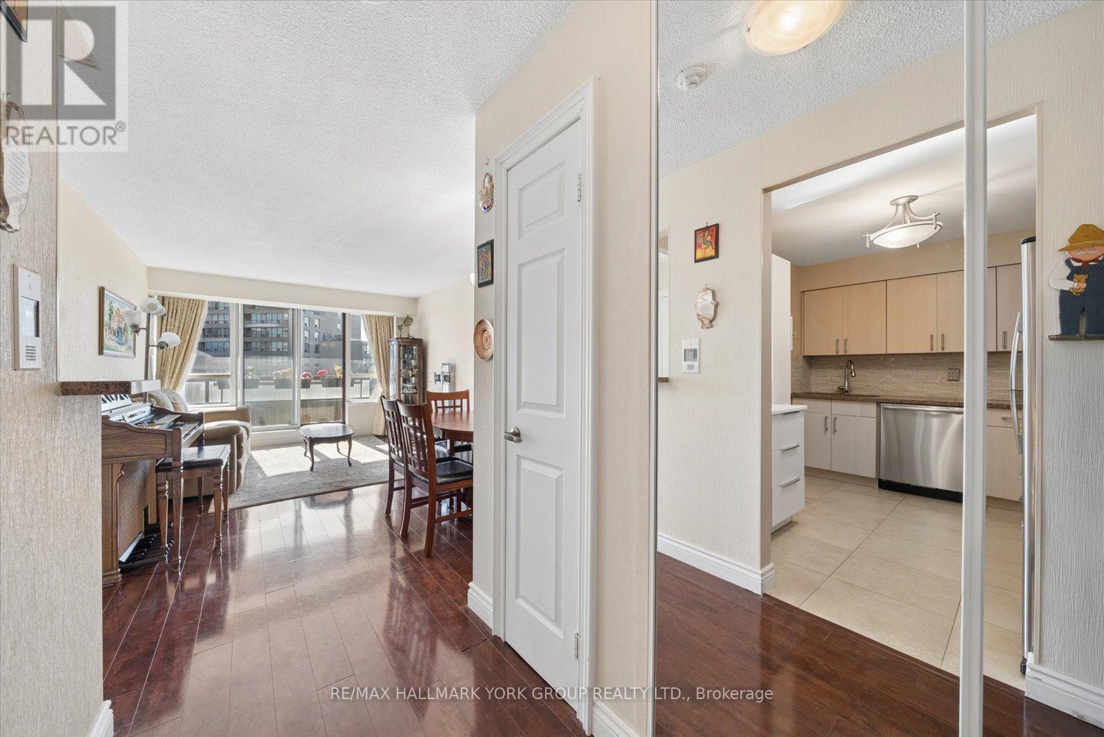 512 - 81 Townsgate Drive, Vaughan, Ontario  L4J 8E6 - Photo 5 - N12983840