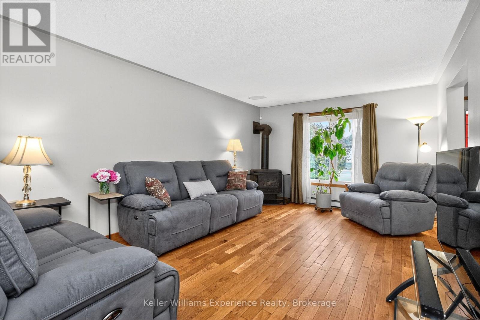 4 Dunlop Street, Penetanguishene, Ontario  L9M 1J2 - Photo 4 - S12704956