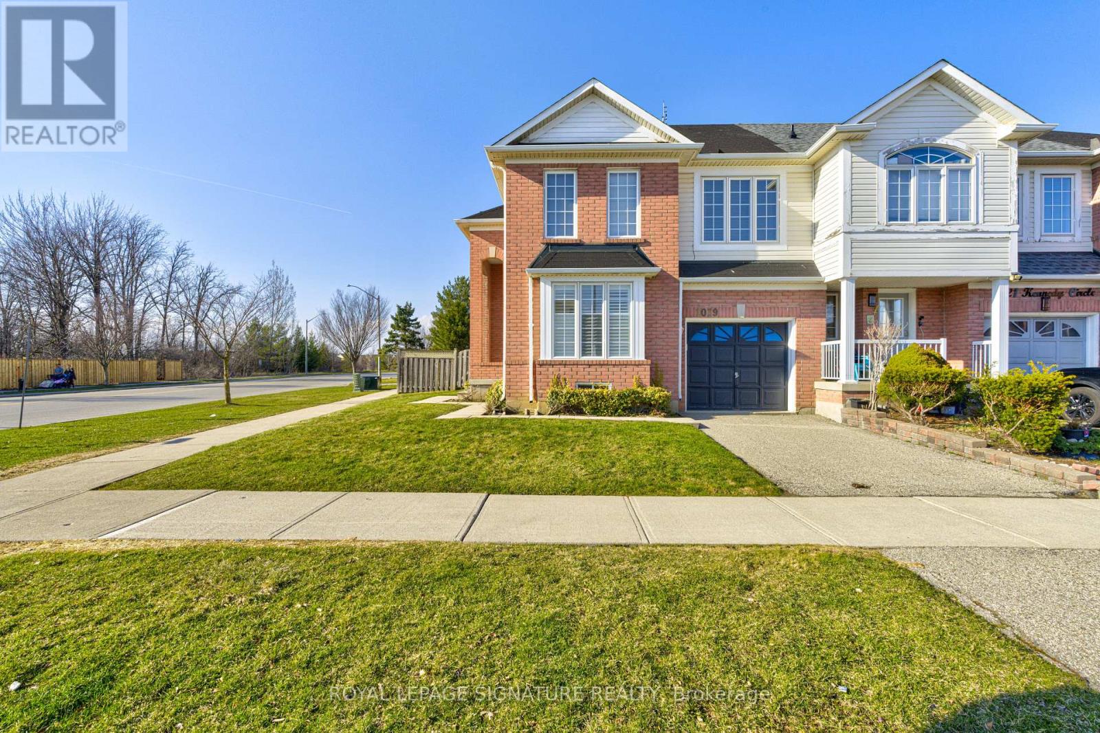 1019 Kennedy Circle, Milton, Ontario  L9T 5S4 - Photo 4 - W12983100