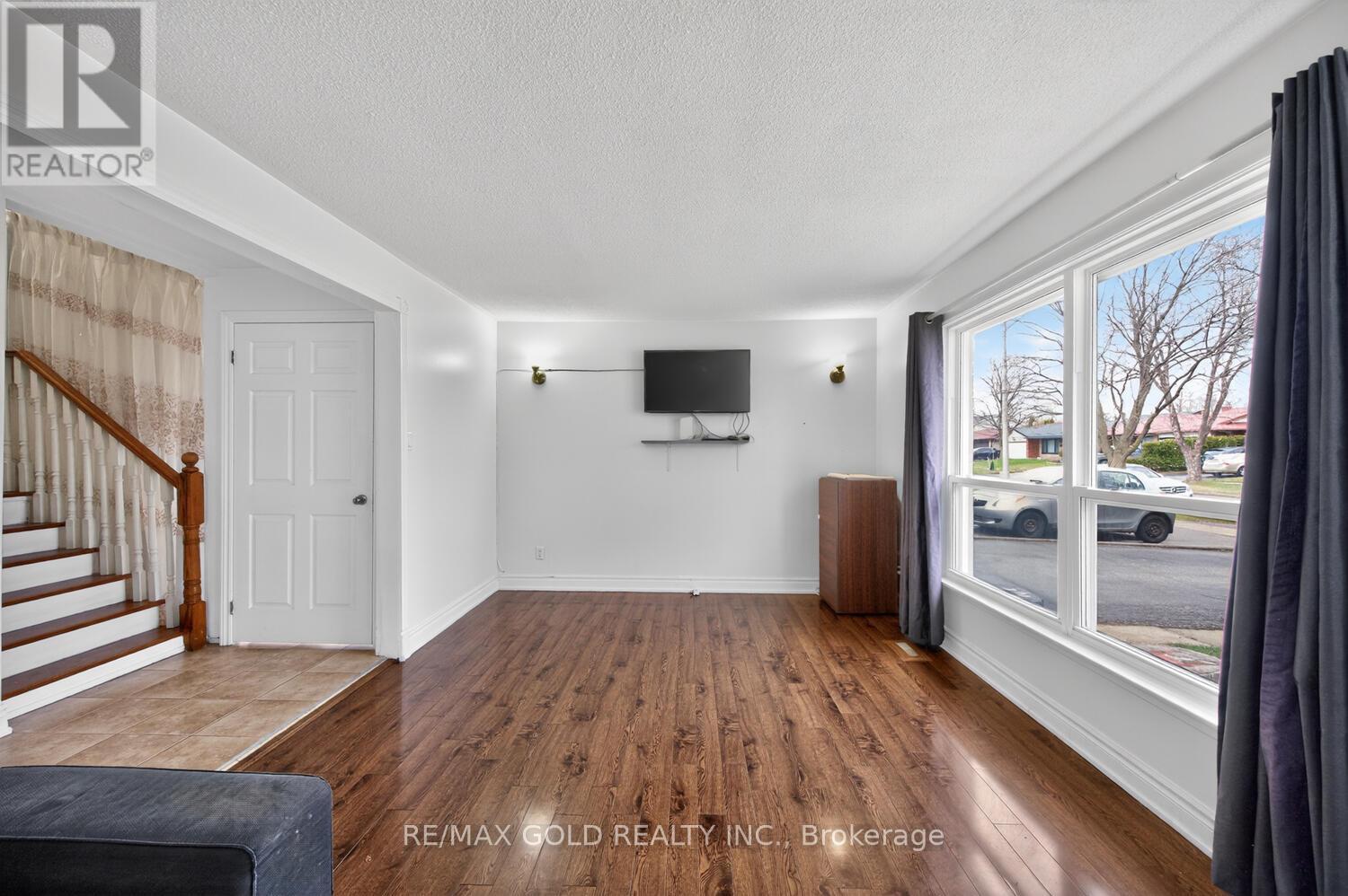 3031 Lafontaine Road, Mississauga, Ontario  L4T 1Z4 - Photo 10 - W12983492