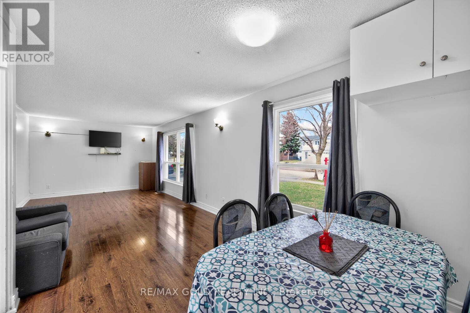 3031 Lafontaine Road, Mississauga, Ontario  L4T 1Z4 - Photo 11 - W12983492
