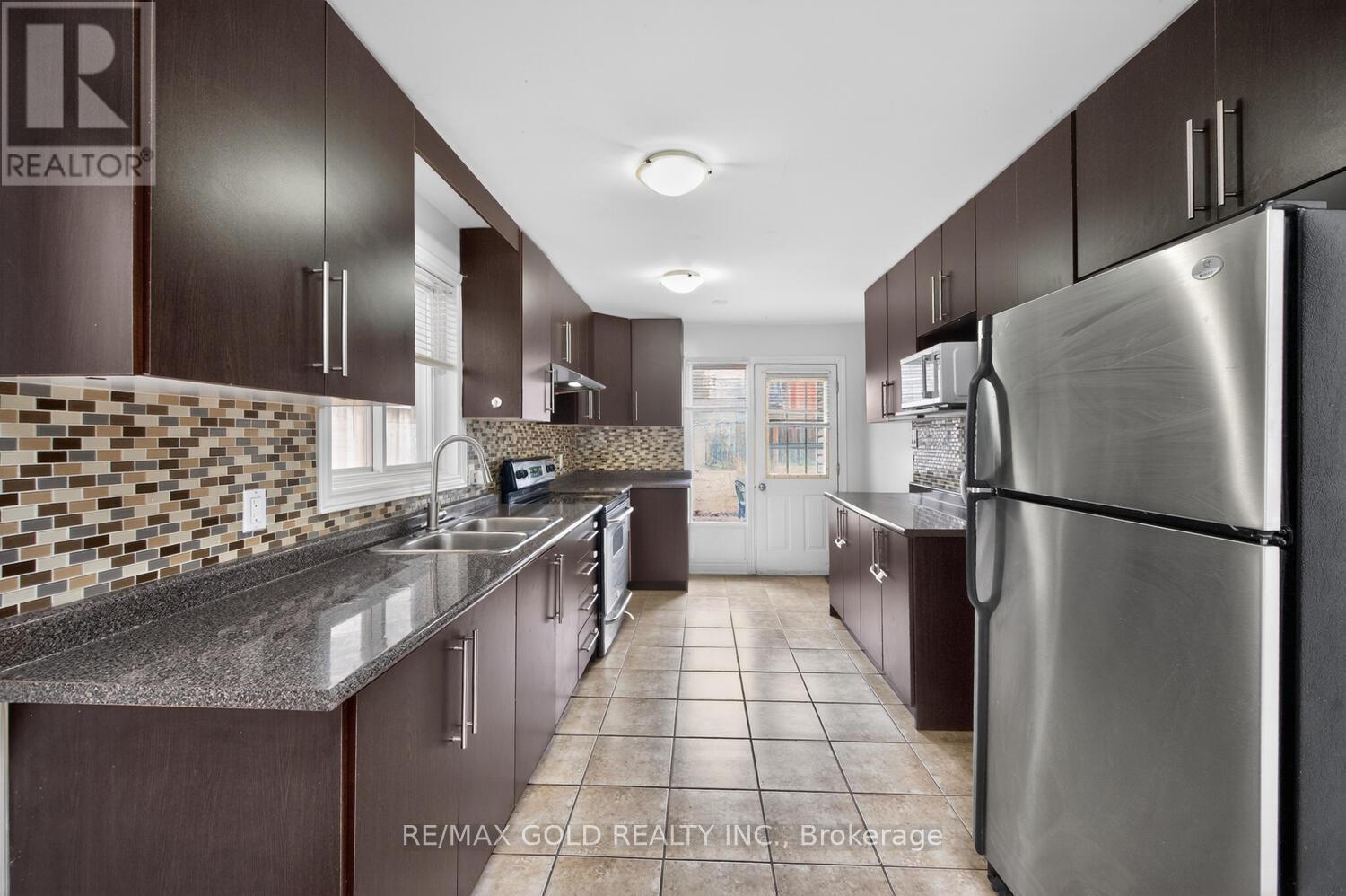 3031 Lafontaine Road, Mississauga, Ontario  L4T 1Z4 - Photo 12 - W12983492