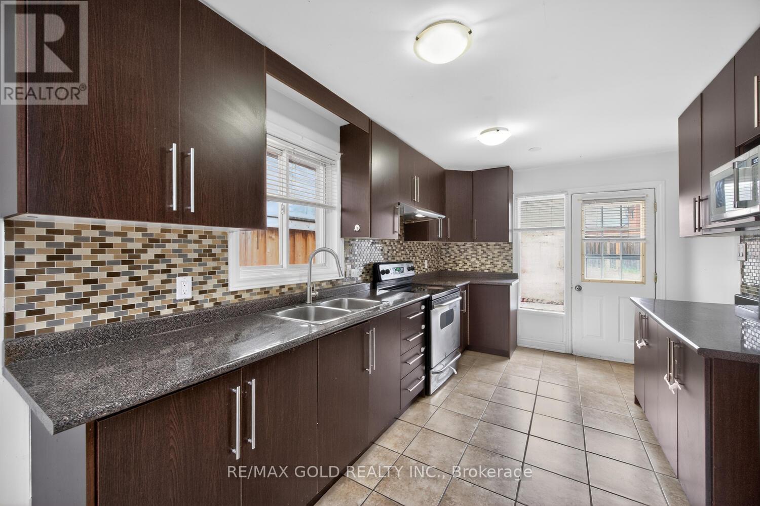 3031 Lafontaine Road, Mississauga, Ontario  L4T 1Z4 - Photo 13 - W12983492