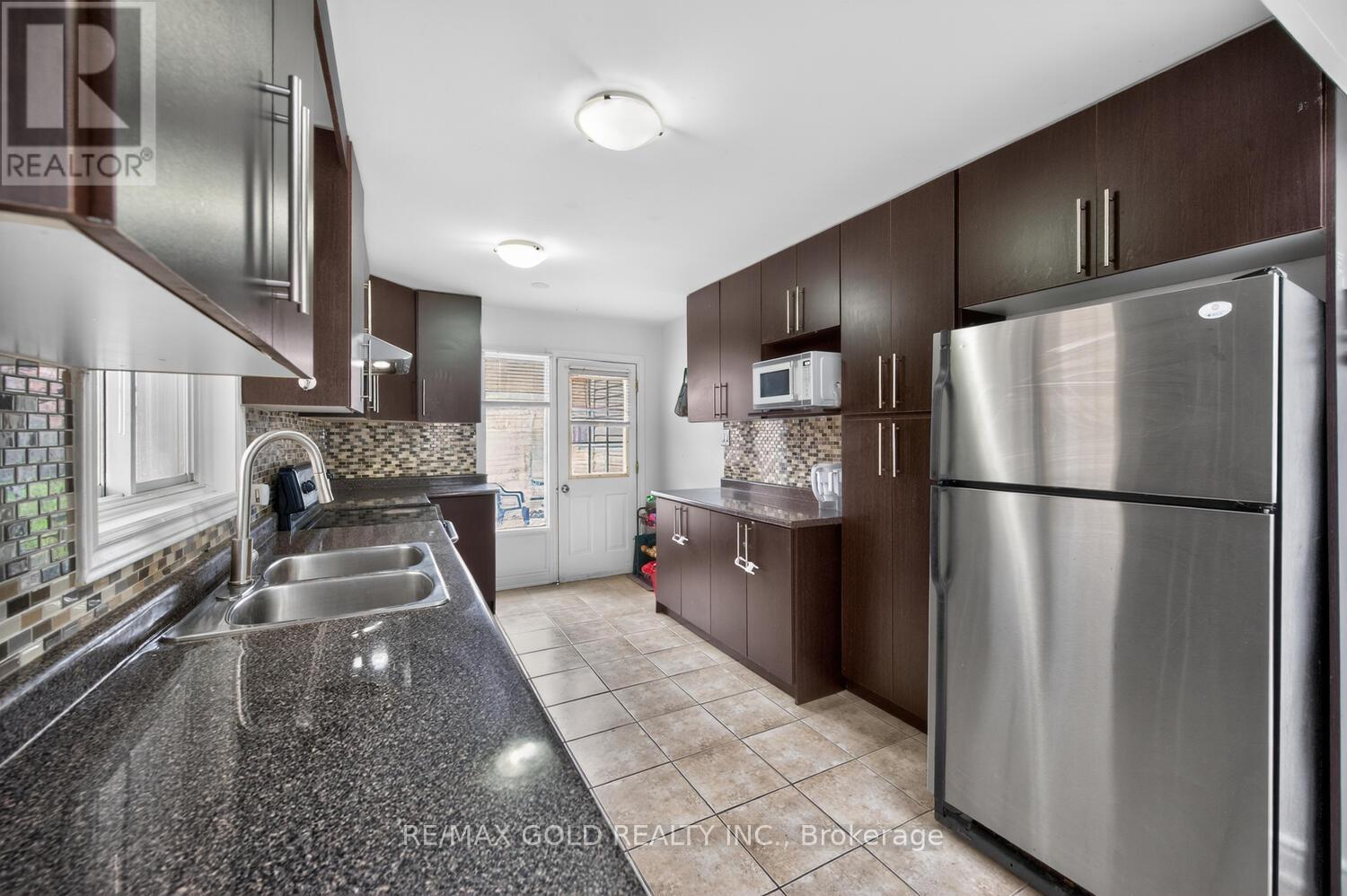 3031 Lafontaine Road, Mississauga, Ontario  L4T 1Z4 - Photo 14 - W12983492