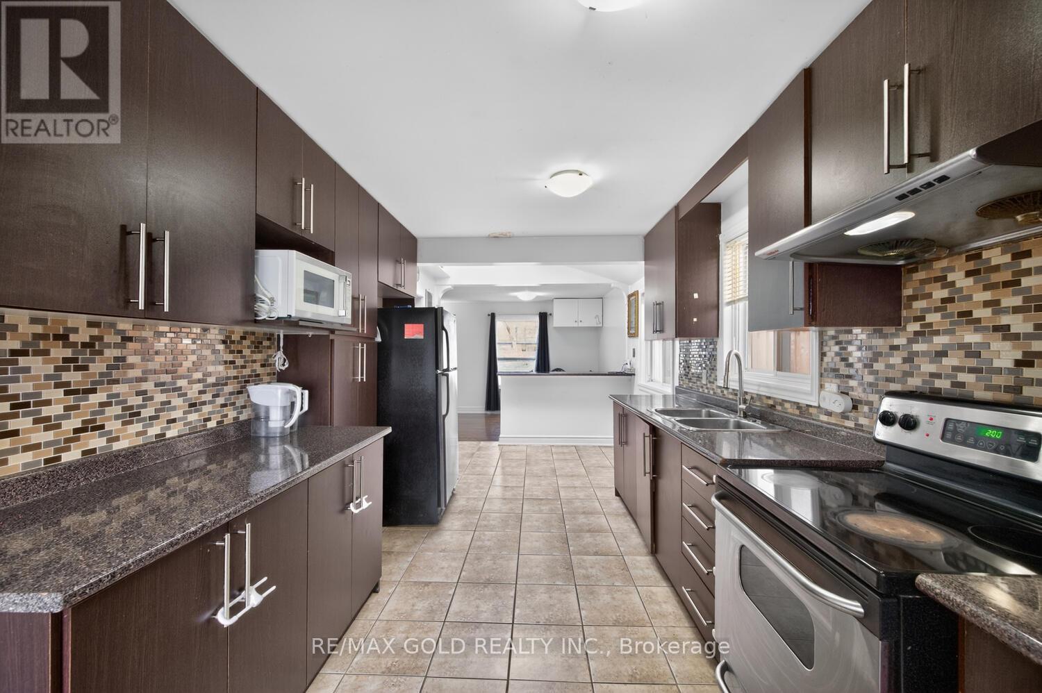 3031 Lafontaine Road, Mississauga, Ontario  L4T 1Z4 - Photo 16 - W12983492