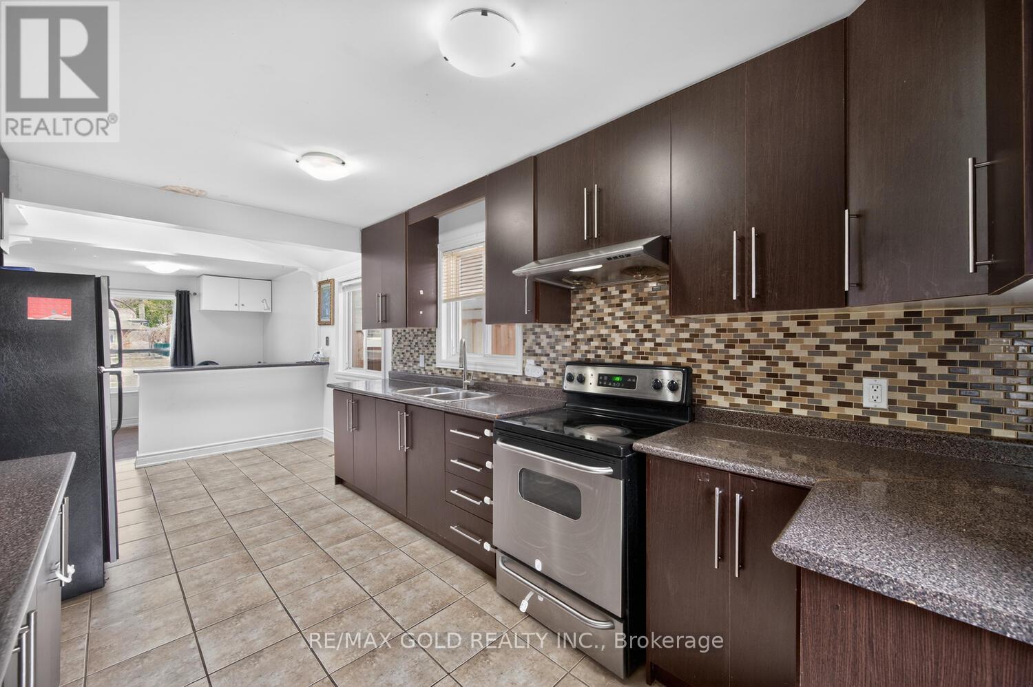 3031 Lafontaine Road, Mississauga, Ontario  L4T 1Z4 - Photo 17 - W12983492