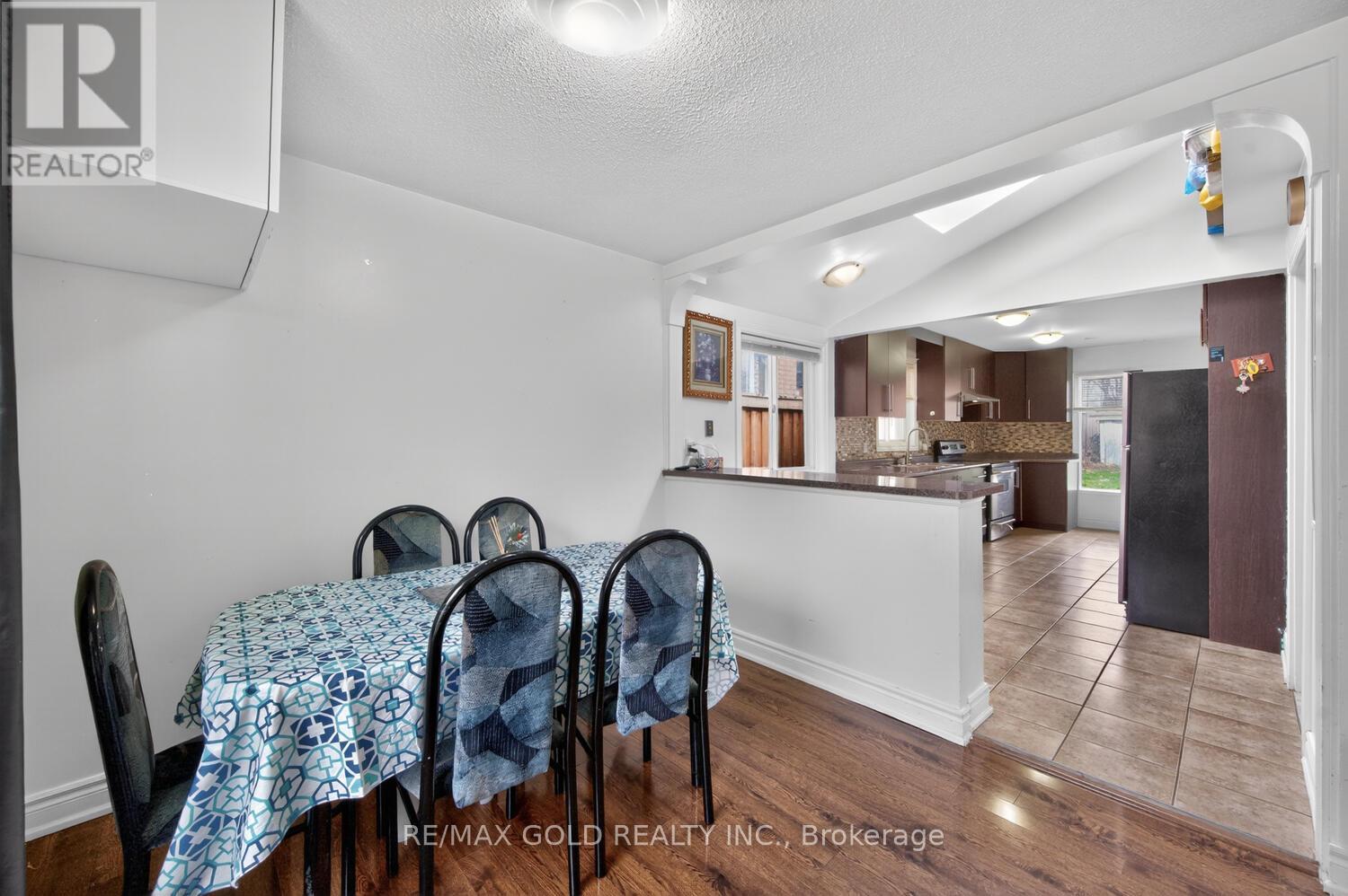 3031 Lafontaine Road, Mississauga, Ontario  L4T 1Z4 - Photo 18 - W12983492