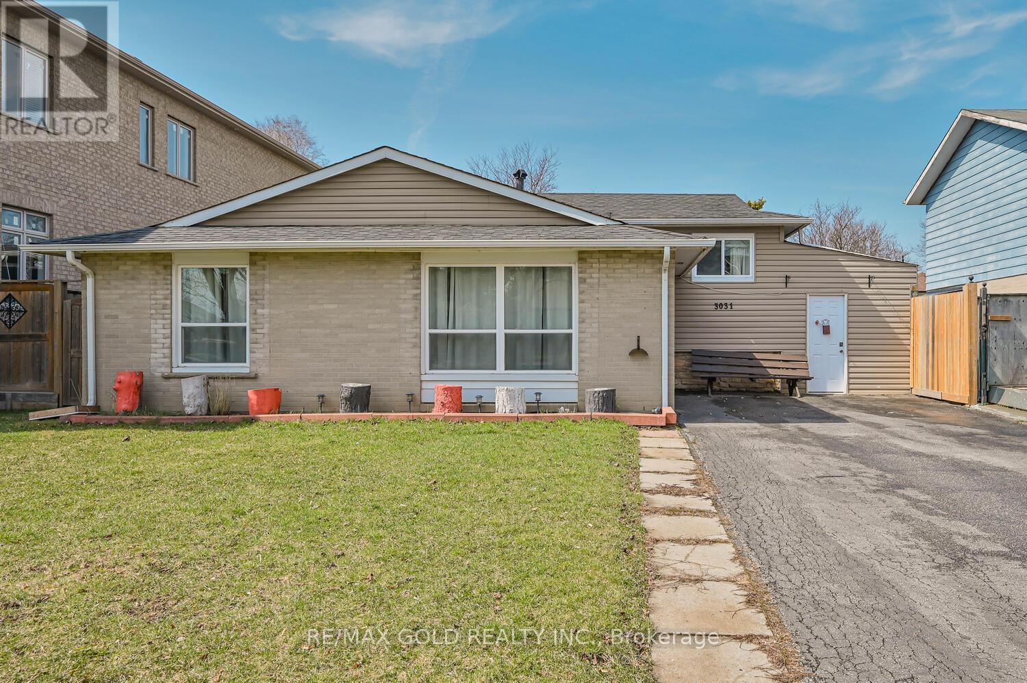 3031 Lafontaine Road, Mississauga, Ontario  L4T 1Z4 - Photo 2 - W12983492