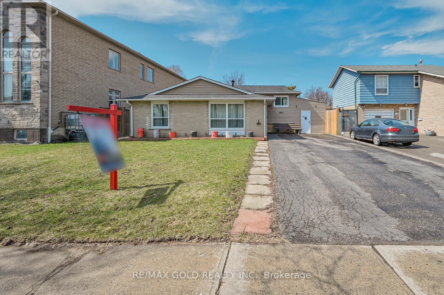 3031 Lafontaine Road, Mississauga, Ontario  L4T 1Z4 - Photo 3 - W12983492