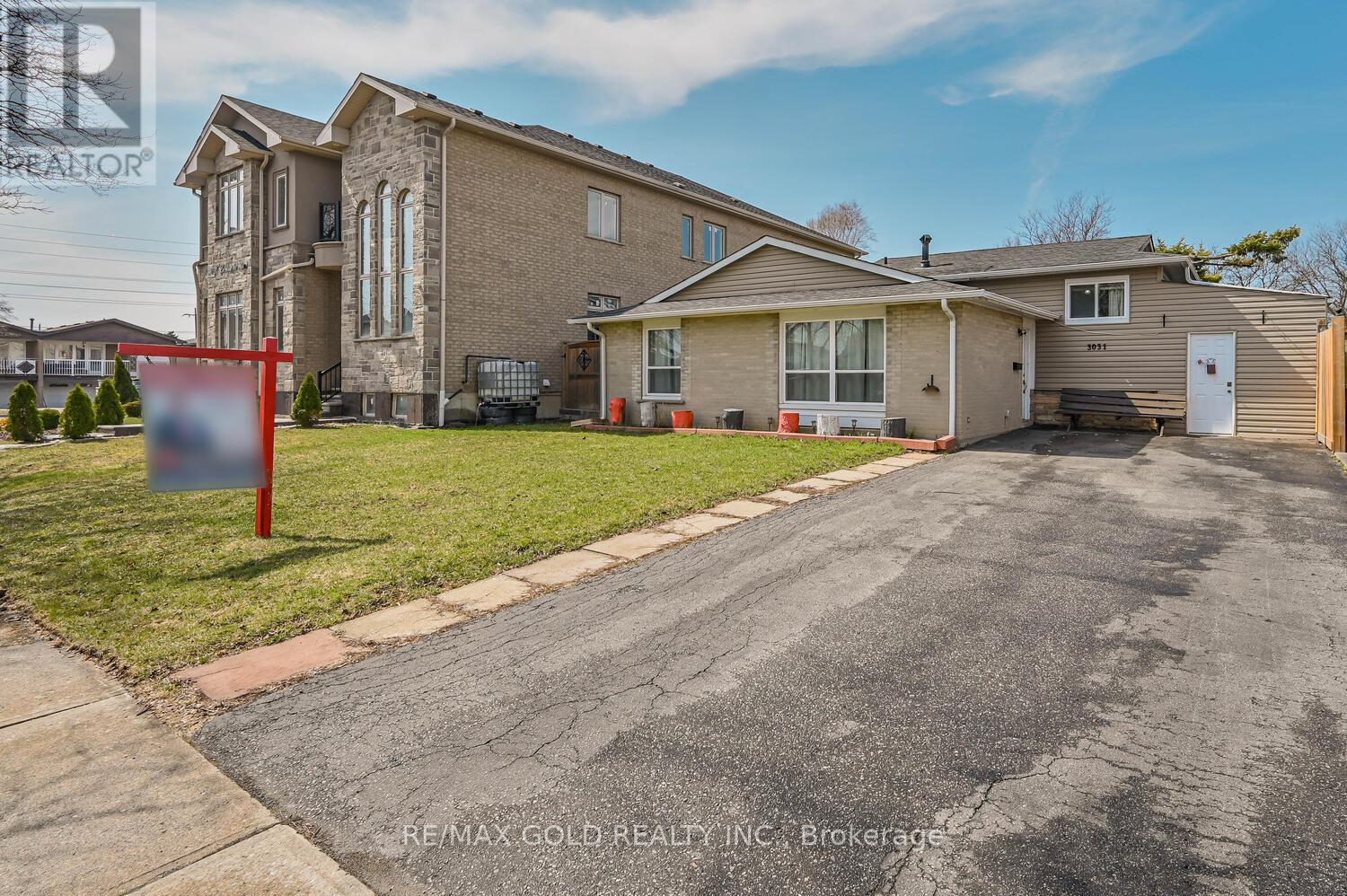 3031 Lafontaine Road, Mississauga, Ontario  L4T 1Z4 - Photo 4 - W12983492