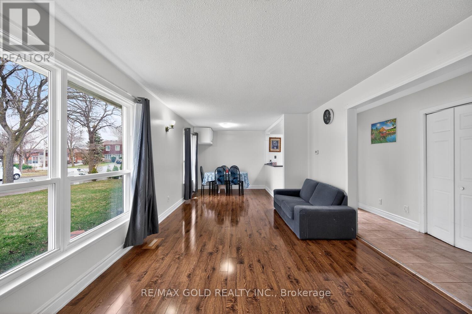 3031 Lafontaine Road, Mississauga, Ontario  L4T 1Z4 - Photo 8 - W12983492