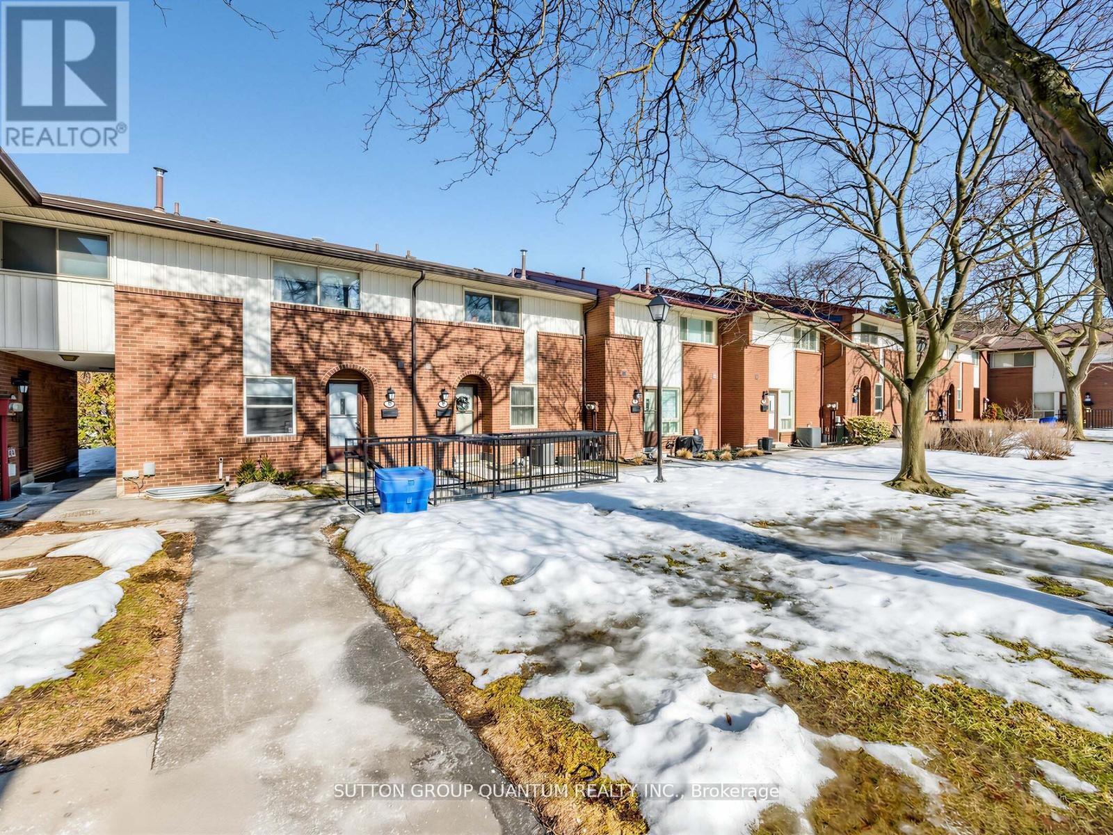 30 - 3665 Flamewood Drive, Mississauga, Ontario  L4Y 3P5 - Photo 4 - W12983618