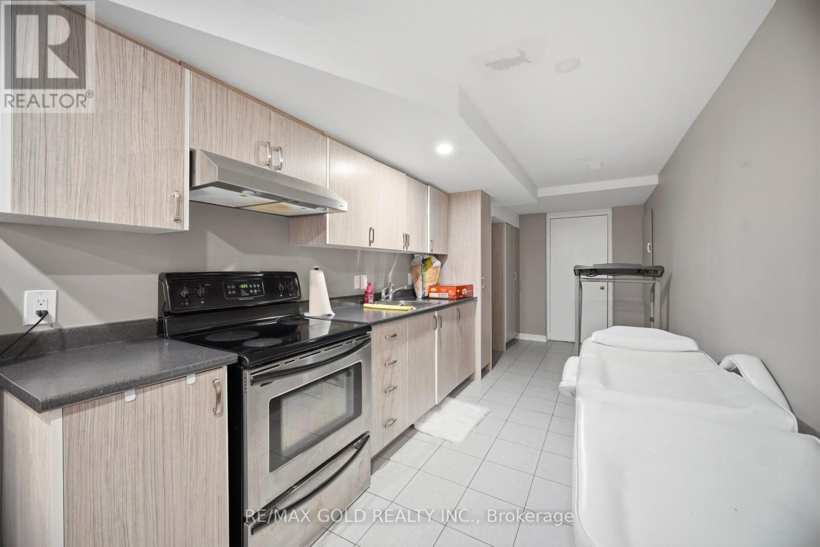 16 Flower Trail, Brampton, Ontario  L6P 1P1 - Photo 20 - W12983694