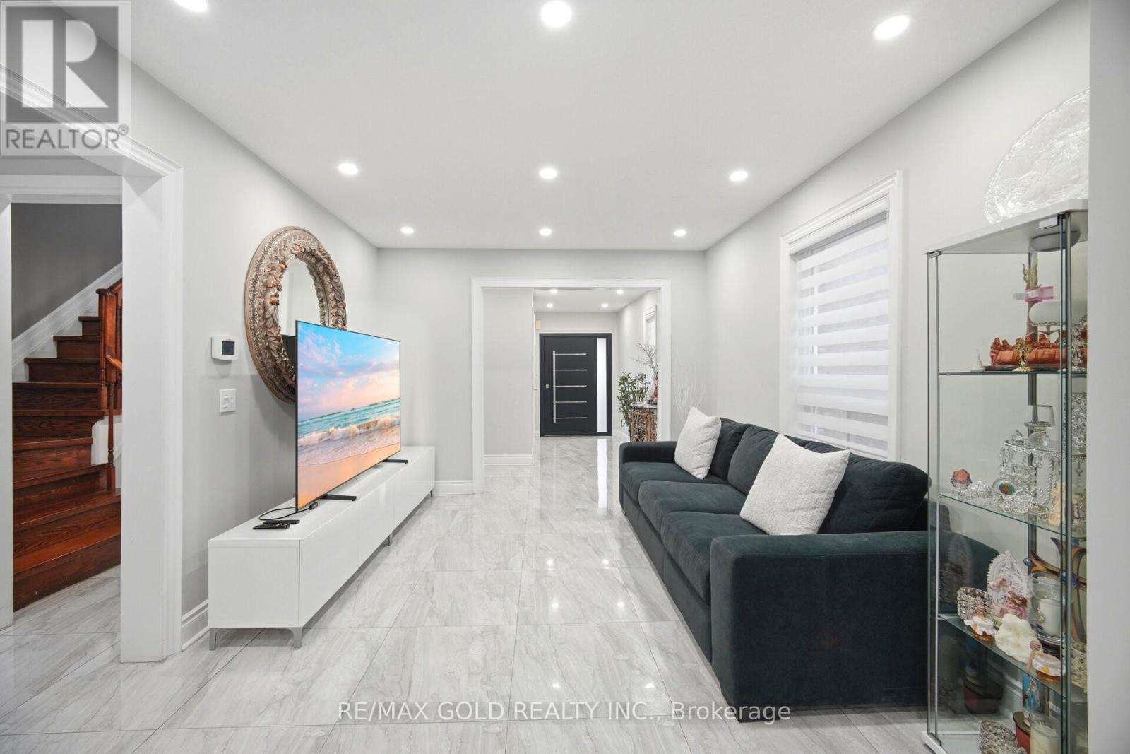 16 Flower Trail, Brampton, Ontario  L6P 1P1 - Photo 3 - W12983694