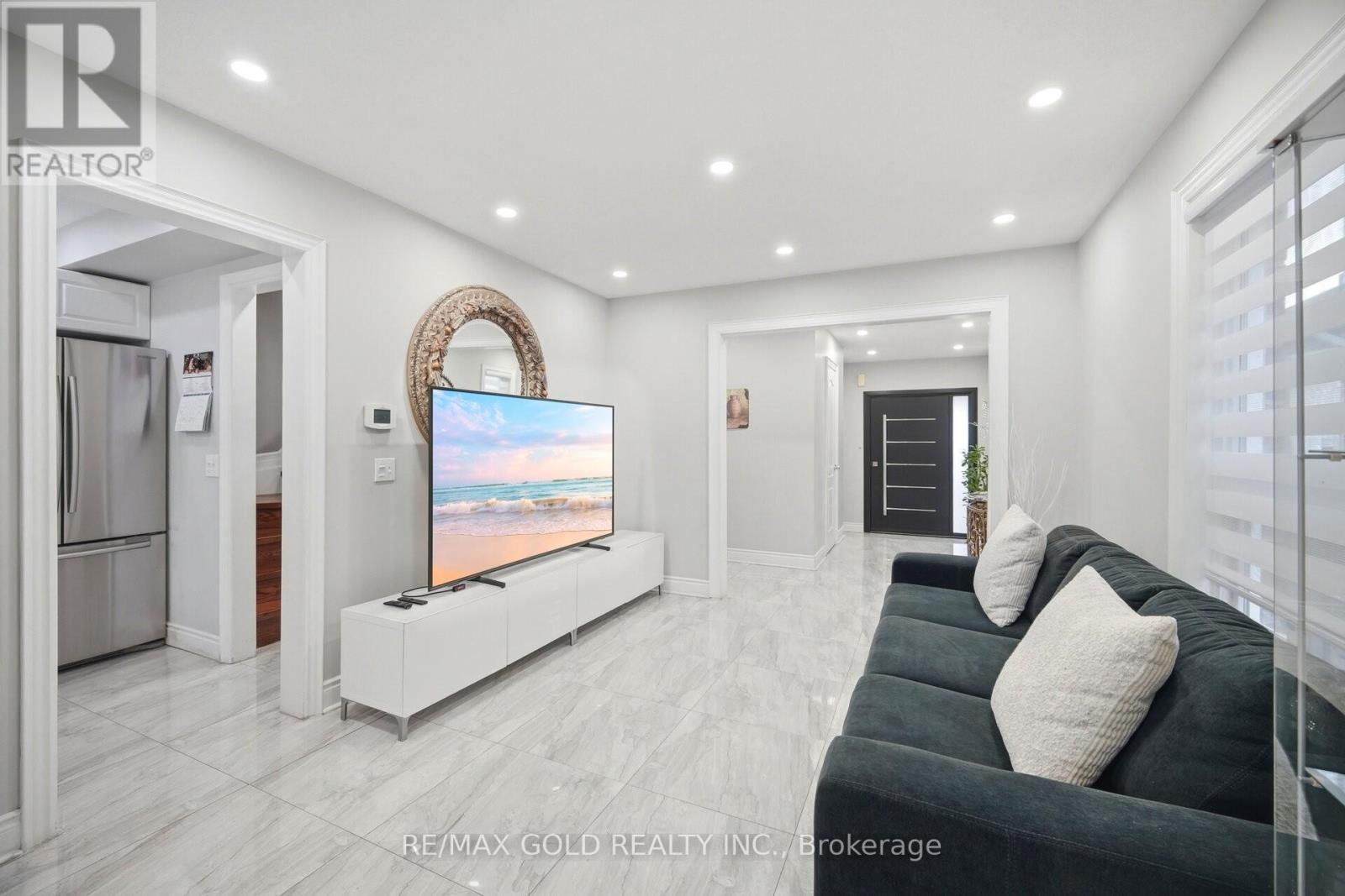 16 Flower Trail, Brampton, Ontario  L6P 1P1 - Photo 4 - W12983694