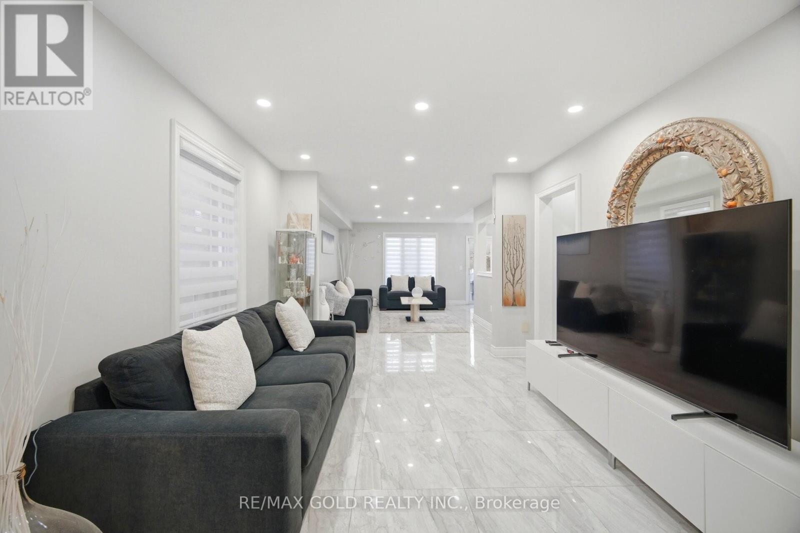 16 Flower Trail, Brampton, Ontario  L6P 1P1 - Photo 5 - W12983694