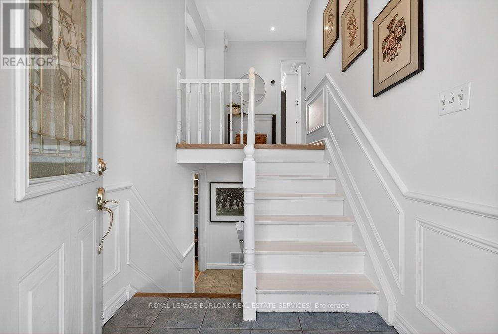 578 Holly Hill Crescent, Burlington, Ontario  L7L 3Z7 - Photo 4 - W12983720