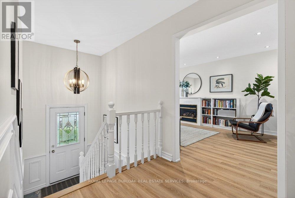 578 Holly Hill Crescent, Burlington, Ontario  L7L 3Z7 - Photo 5 - W12983720