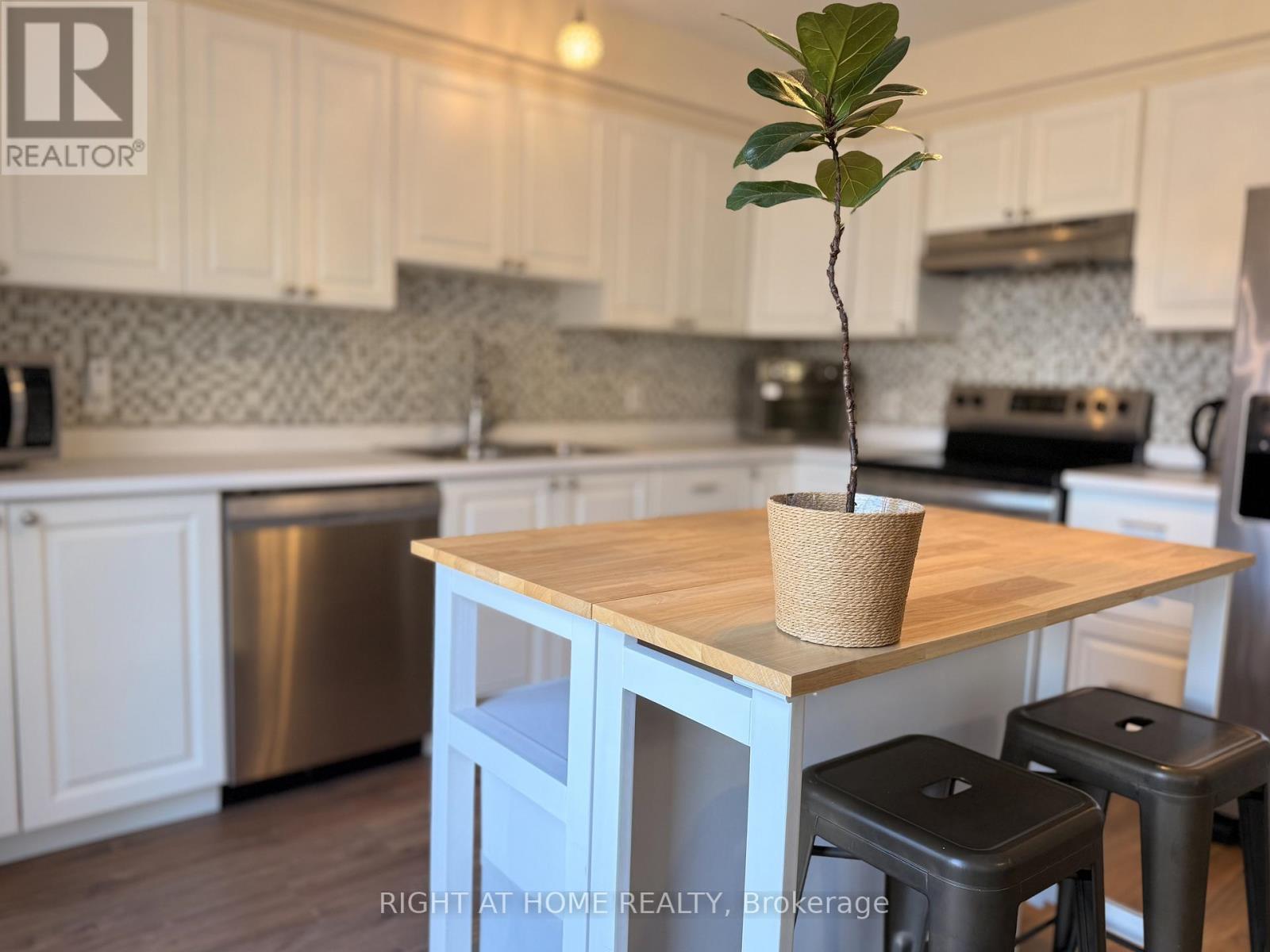 829 Farmstead Drive, Milton, Ontario  L9T 8J6 - Photo 3 - W12983820