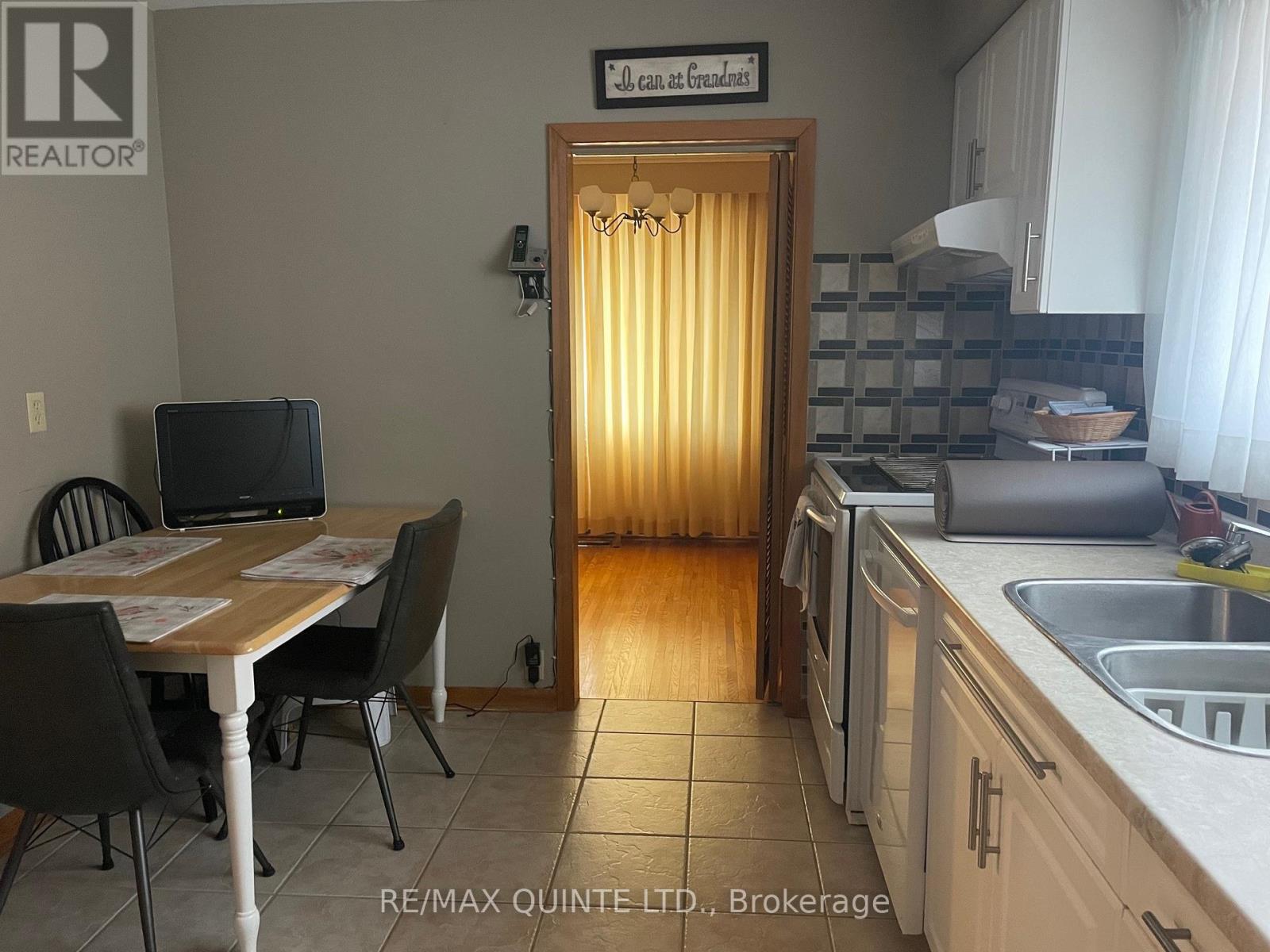 16 Belvedere Road, Quinte West, Ontario  K8V 4A7 - Photo 9 - X12960964