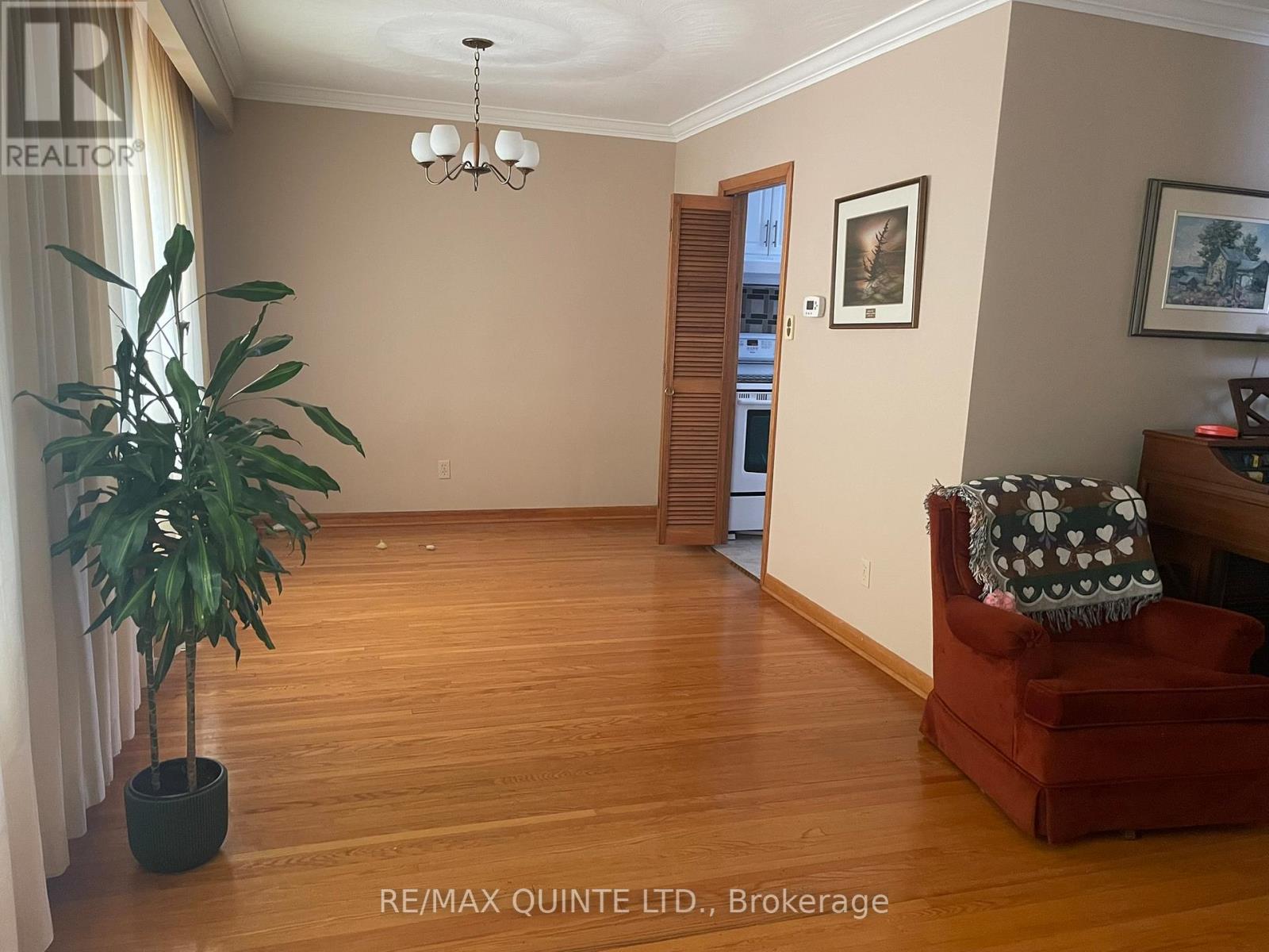 16 Belvedere Road, Quinte West, Ontario  K8V 4A7 - Photo 7 - X12960964