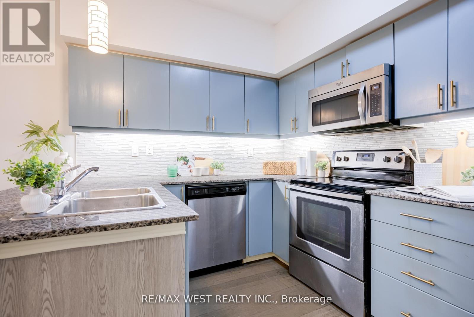 101 - 45 Sousa Mendes Street, Toronto, Ontario  M6P 0A7 - Photo 6 - W12970824