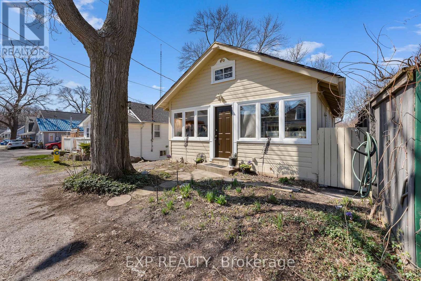 240 Lincoln Road W, Fort Erie, Ontario  L0S 1B0 - Photo 1 - X12942834