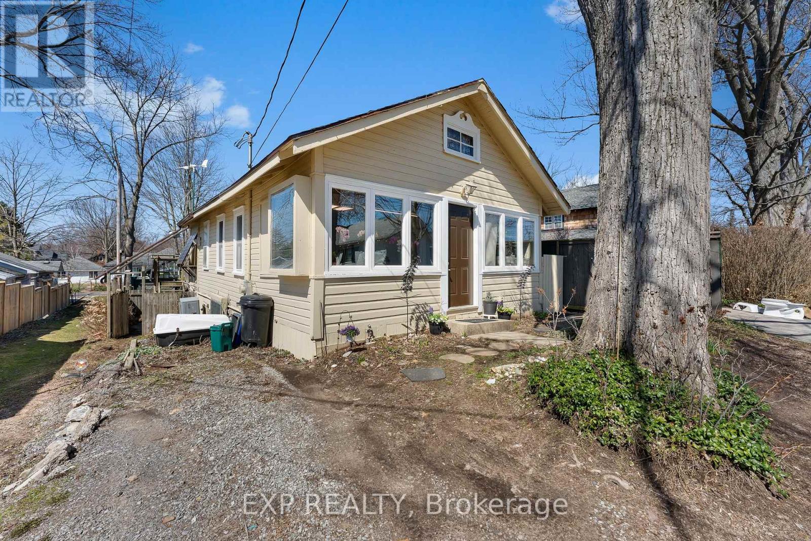 240 Lincoln Road W, Fort Erie, Ontario  L0S 1B0 - Photo 2 - X12942834