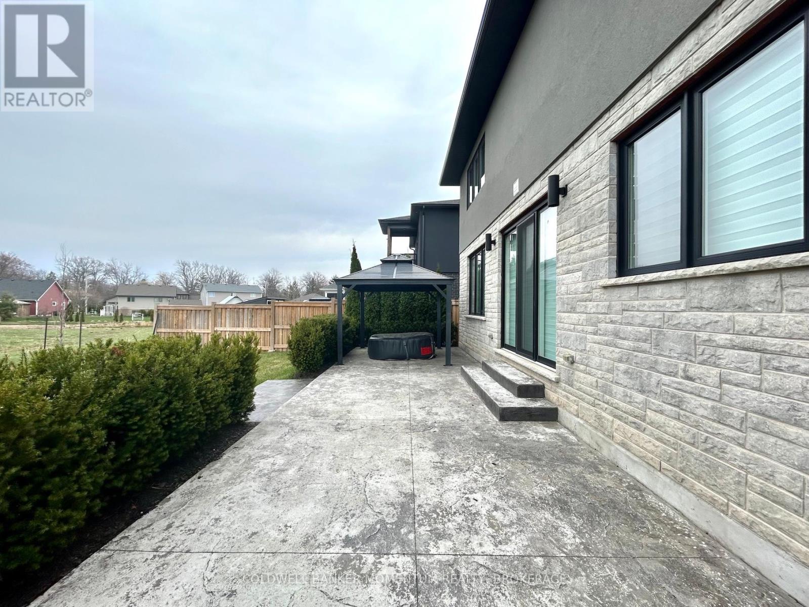 2864 Arrowsmith Court, Fort Erie, Ontario  L0S 1S0 - Photo 2 - X12983898