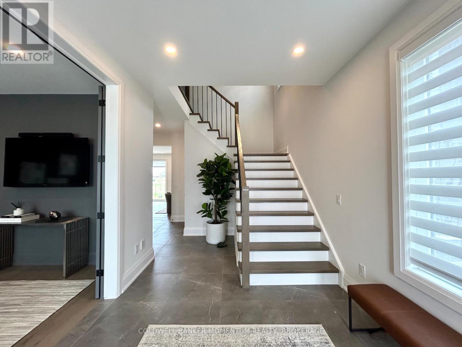 2864 Arrowsmith Court, Fort Erie, Ontario  L0S 1S0 - Photo 4 - X12983898