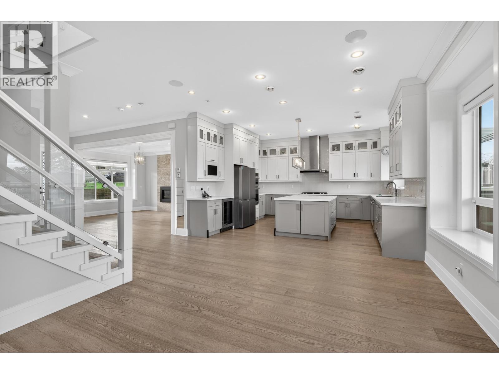 824 Chestnut Street, New Westminster, British Columbia  V3L 4N2 - Photo 2 - R3103018