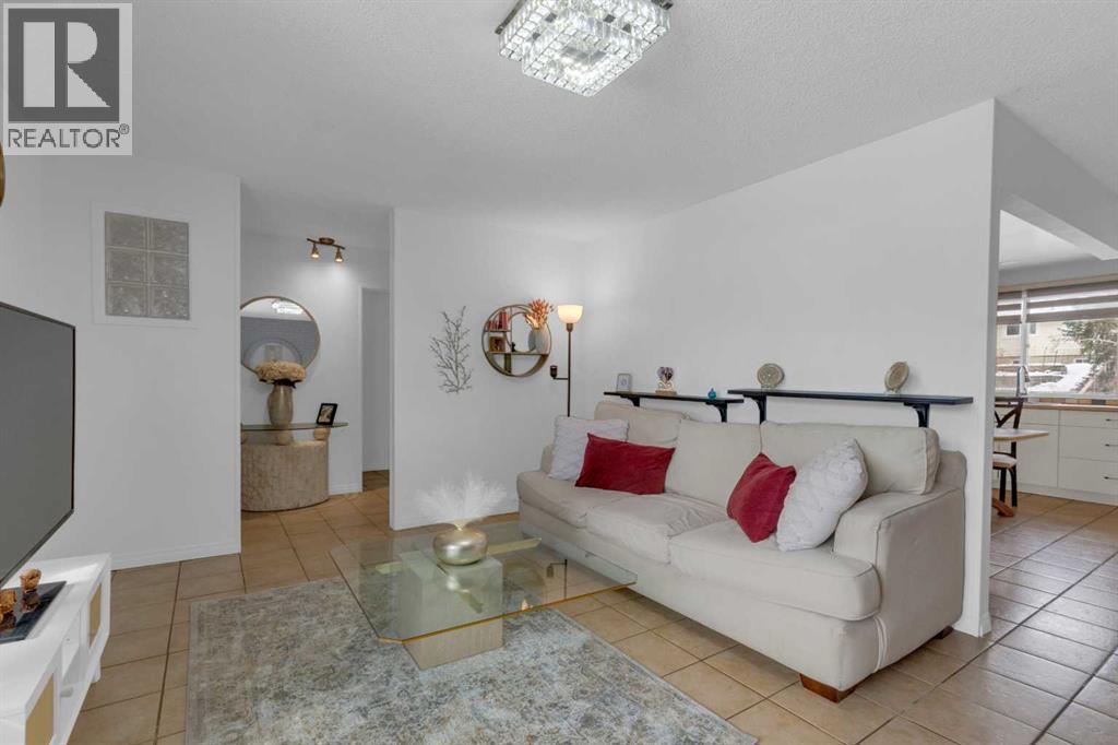 60 Dalhurst Way NW, Calgary, Alberta  T3A 1N7 - Photo 4 - A2300689