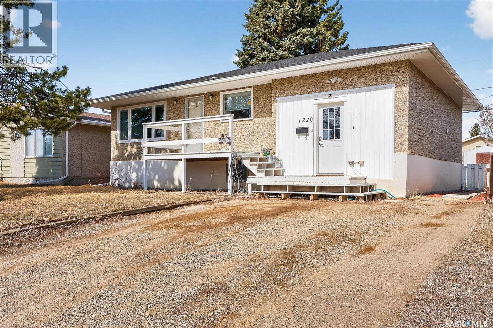 1220 Hochelaga STREET W, Moose Jaw, Saskatchewan