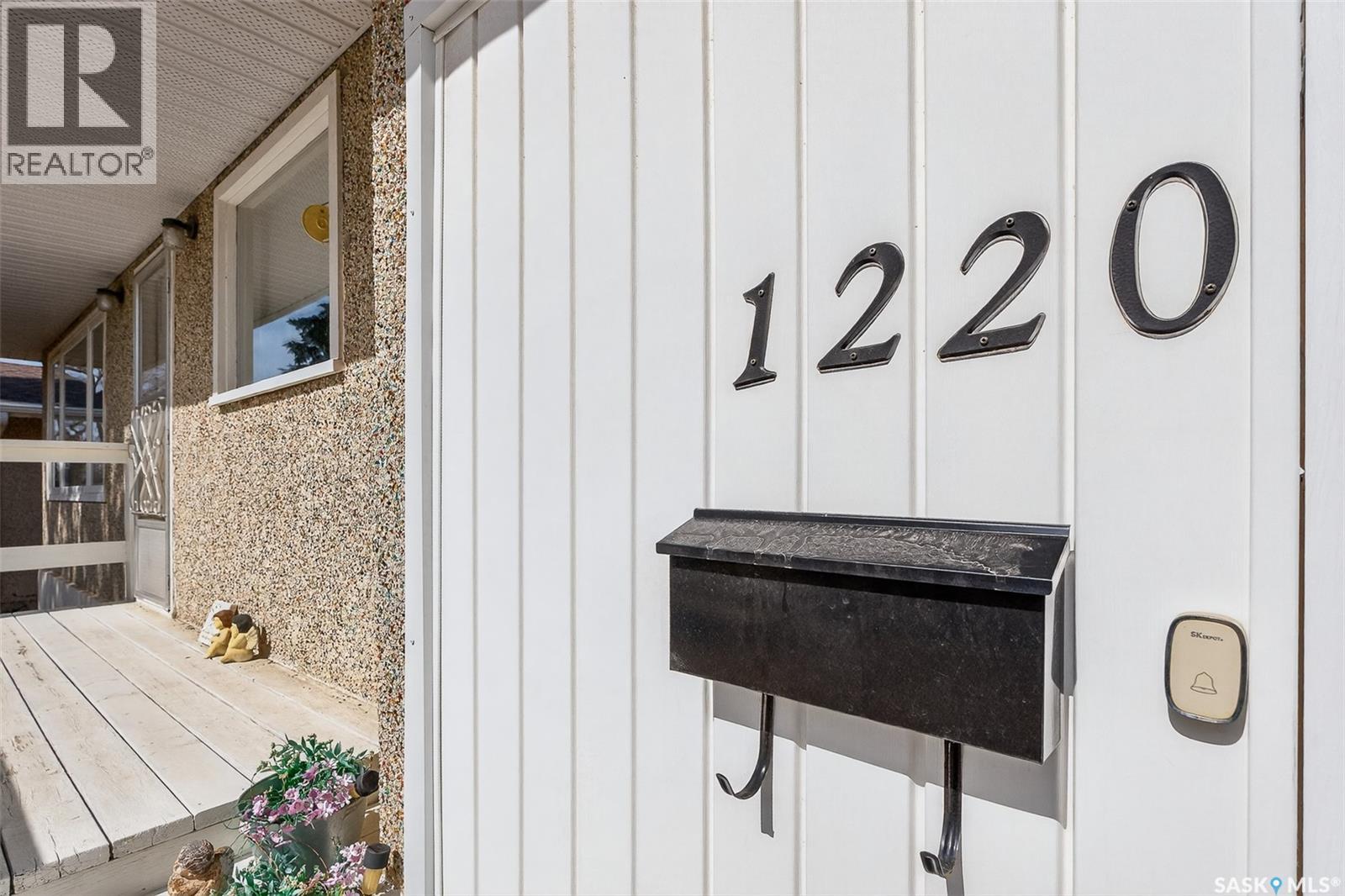 1220 Hochelaga Street W, Moose Jaw, Saskatchewan  S6H 2J4 - Photo 2 - SK032556