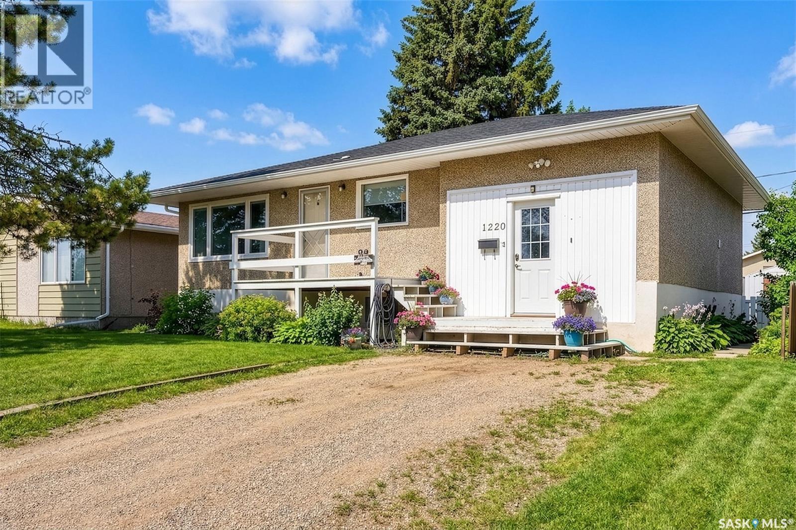 1220 Hochelaga Street W, Moose Jaw, Saskatchewan  S6H 2J4 - Photo 3 - SK032556